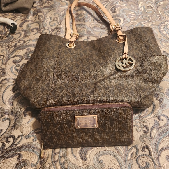 Michael Kors Tote - Picture 3 of 4